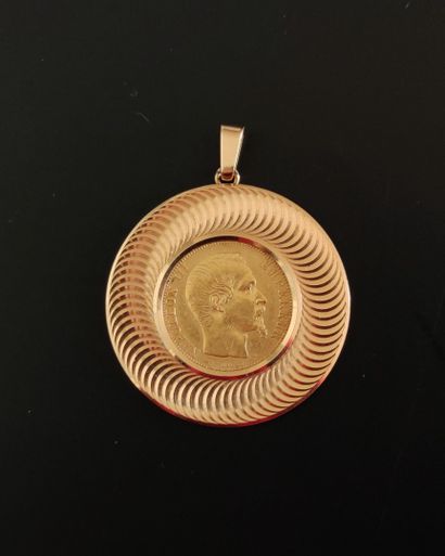 MEDAL IN YELLOW GOLD 750°/00 decorated with...