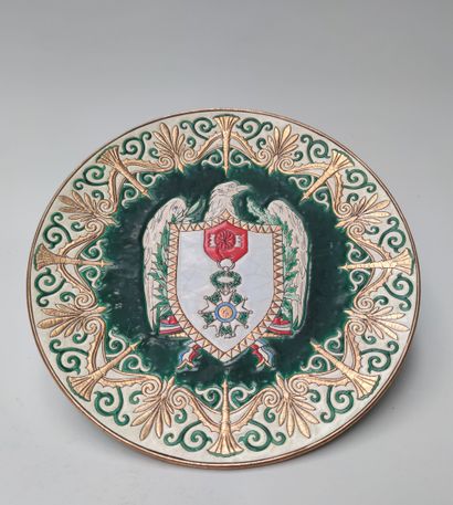 LONGWY 

Dish of round form out of earthenware...