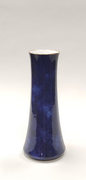 null SEVRES

Vase tubulaire en porcelaine émaillée bleu de four, filets dorés, marque...