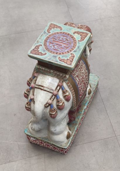 null SELLETTE "éléphant" en céramique émaillée polychrome, travail de la Chine, deuxième...