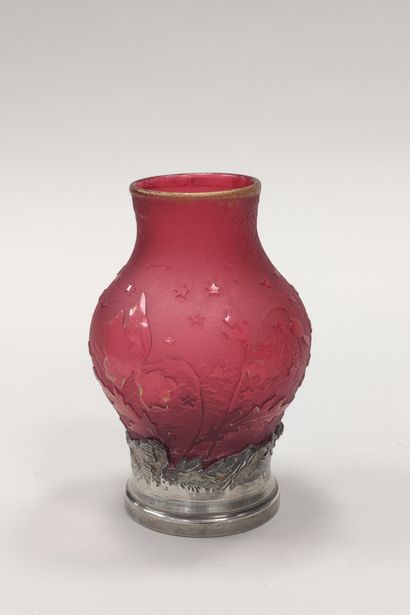 SMALL VASE of form pensue out of glassware...