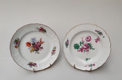 null Ensemble comprenant 2 assiettes en porcelaine à décor floral, travail allemand...