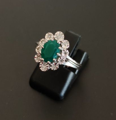 null RING IN GOLD 750°/00 set with a green emerald cut stone

in a setting of cut...
