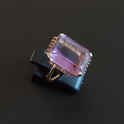 null 
RING in yellow gold 750°/00 set with a rectangular cut amethyst (110 X 70 mm)....