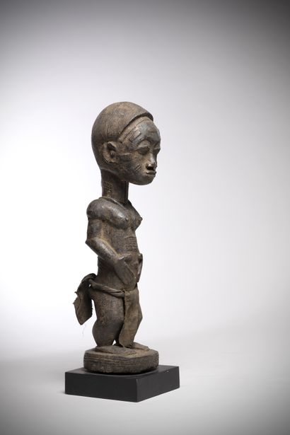 null Baule (Ivory Coast) Male statue in wood with a crusty patina, arms stuck to...