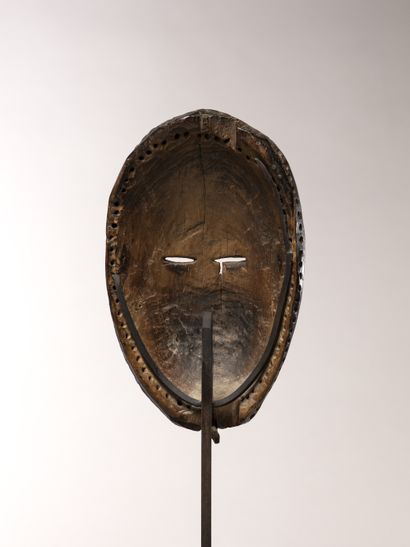 null Dan (Ivory Coast) Mask with fine eyes, a raised frontal ridge extends the nose...