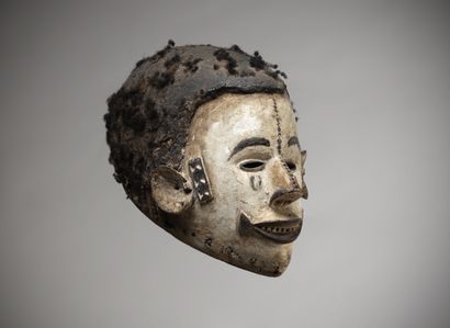 null Ibo (Nigéria) Masque casque au visage enduit de kaolin. Le crâne allongé vers...