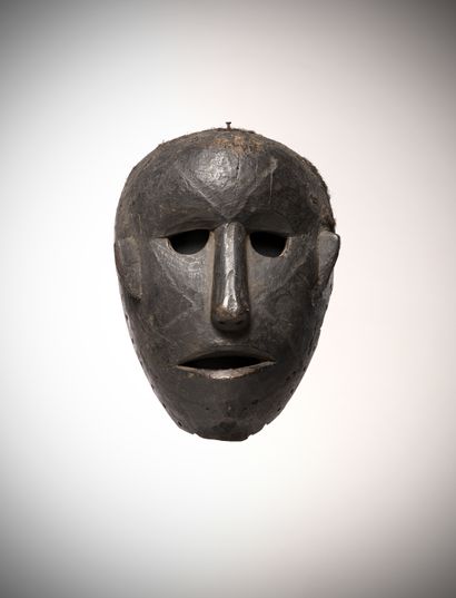 null Makoua (Tanzanie) Masque facial à profonde patine noire, nez droit, yeux percés...