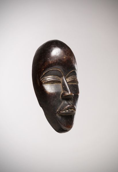 null Dan (Ivory Coast) Beautiful "passport" mask with fine eyes underlined by a triple...