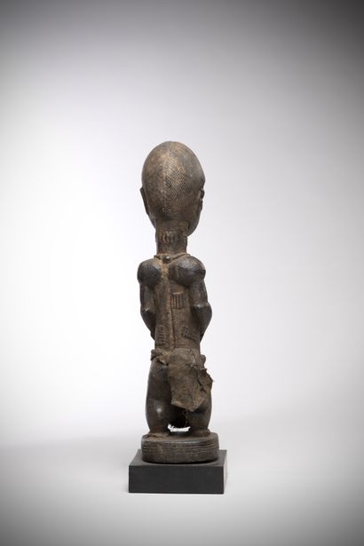 null Baoulé (Côte d’Ivoire) Statue masculine en bois à patine croûteuse, bras collés...