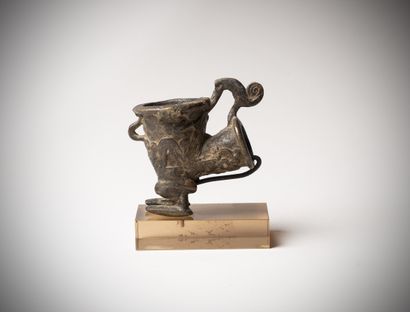null Igala (Nigéria) Fourneau de pipe en bronze représentant un personnage sans tête....