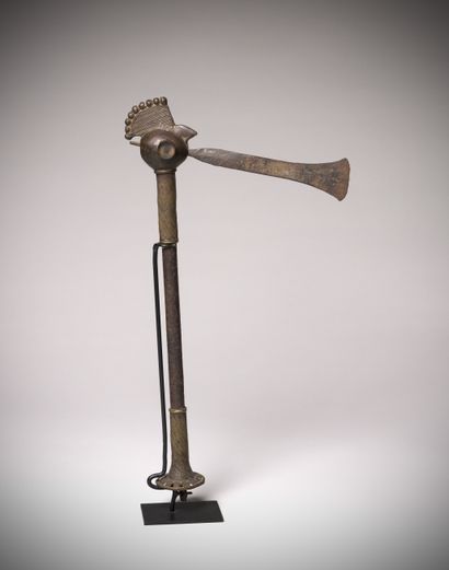  Tiv (Nigéria) Récade de pouvoir réalisée en bronze et fer. La tête, ronde, supporte...