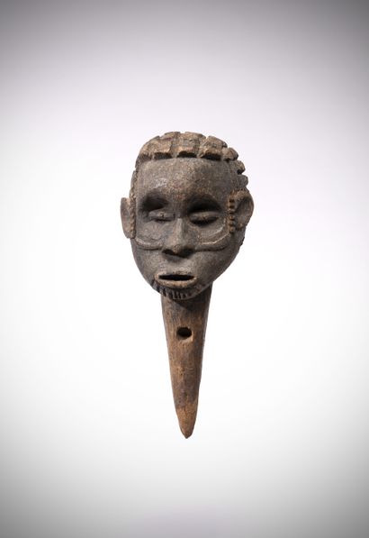 null Idoma (Nigéria) Belle tête archaïque en bois dur à profonde patine sacrificielle....