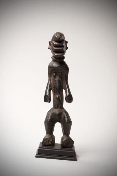 null Mumuye / Chamba (Nigeria) Male statue in heavy wood with a dark brown patina....