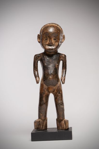 null Kwere (?) (Tanzania) Female statue with deep shiny patina. The slightly concave...