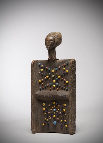 null Luba (Congo DRC) Wooden pallet with a head on top. The arrangement of the beads...