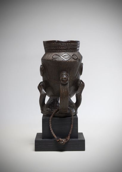 null Kuba (Congo DRC) Ceremonial bowl of a great refinement of execution. It is representative...