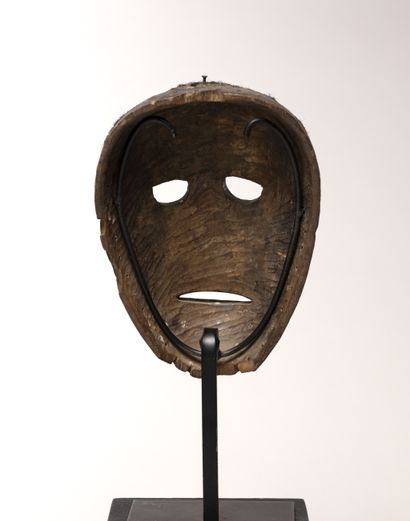 null Makoua (Tanzanie) Masque facial à profonde patine noire, nez droit, yeux percés...