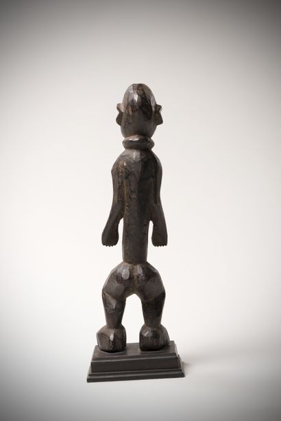 null Mumuye / Chamba (Nigeria) Male statue in heavy wood with a dark brown patina....