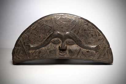 null Kuba (Congo) Blush box whose lid represents a face curiously animated by eyebrows...