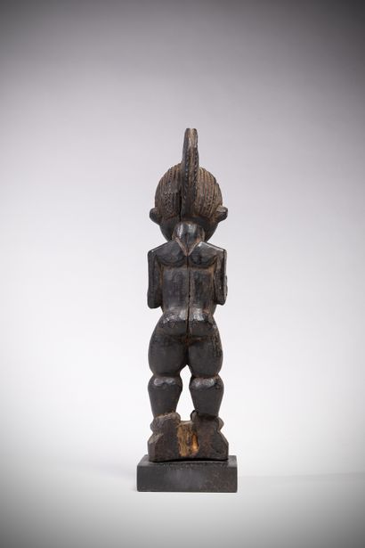 null Boki / M’bembé (Nigéria) Cette puissante sculpture féminine les bras repliés...