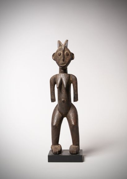 null Mossi (Burkina Faso) Female statuette with short arms. The scarified face is...