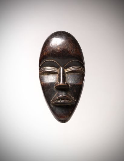 null Dan (Ivory Coast) Beautiful "passport" mask with fine eyes underlined by a triple...