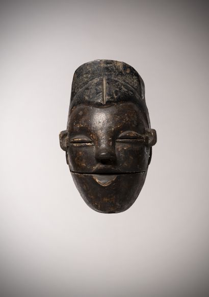 null Ogoni (Nigeria) Mask with a mobile jaw with a deep patina of use. The face bears...