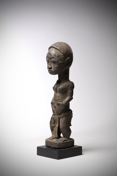 null Baule (Ivory Coast) Male statue in wood with a crusty patina, arms stuck to...