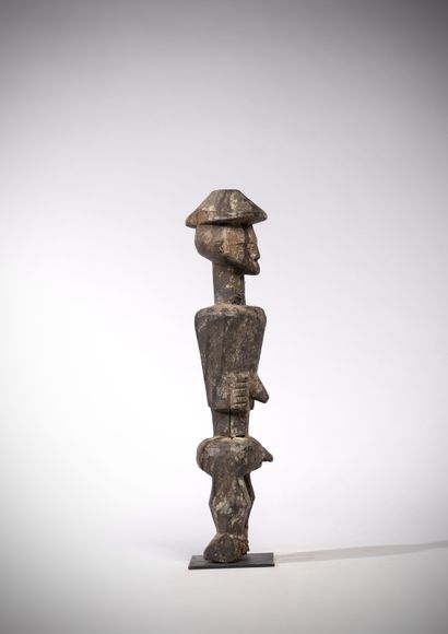 null Ijo (Nigéria) Statue masculine portant une coiffe conique tronquée. Les bras...