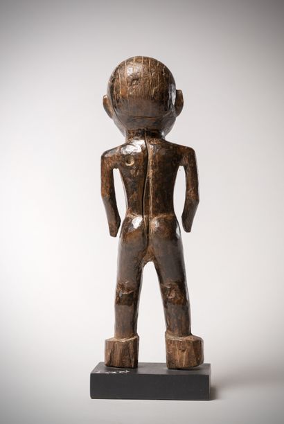 null Kwere (?) (Tanzania) Female statue with deep shiny patina. The slightly concave...