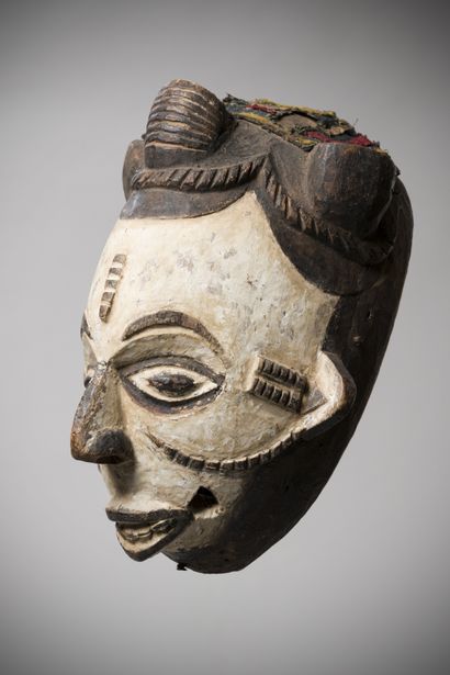  Idoma (Nigéria) Ce masque blanc enduit de kaolin était porté obliquement sur le...