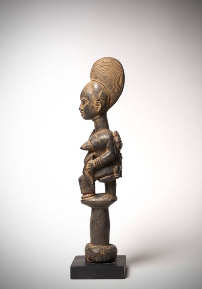 null Yoruba (Nigéria) Belle représentation d'une prêtresse ou d'une amazone portant...