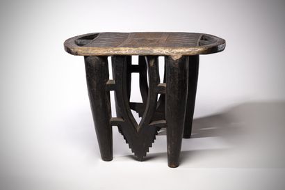 null Nupé (Nigeria) Elegant seat engraved with geometric patterns. Arches join the...