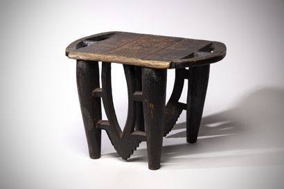 null Nupé (Nigeria) Elegant seat engraved with geometric patterns. Arches join the...