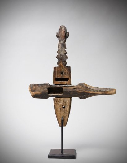 null Bambara (Mali) Very old lock of a hut door surmounted by a bust of a female...