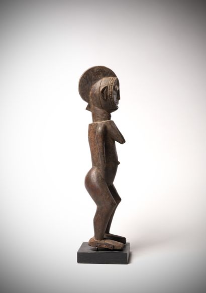 null Mossi (Burkina Faso) Statuette féminine aux bras courts. Le visage scarifié...