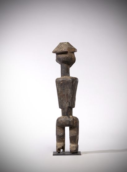 null Ijo (Nigeria) Male statue wearing a truncated conical headdress. The arms stuck...