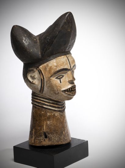 null Igbo-Izzi (Nigeria) Beautiful dance crest with a face coated with kaolin. The...