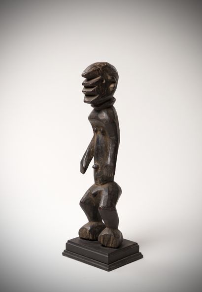 null Mumuyé / Chamba (Nigéria) Statue masculine en bois lourd à patine brun sombre....