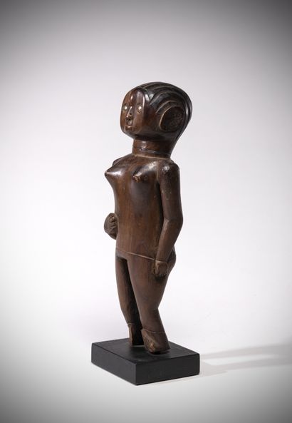 null Paré (Tanzanie) Statue féminine en bois lourd à belle patine naturelle. Les...