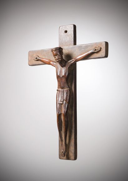  Makondé (Mozambique) Grand christ en croix réalisé en bois lourd à profonde patine...