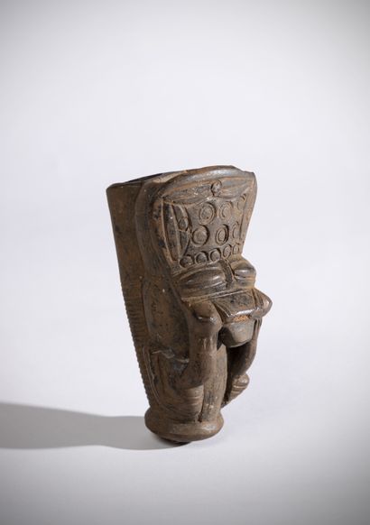 null Bamiléké (Cameroun) Fourreau de pipe en terre cuite représentant un personnage...