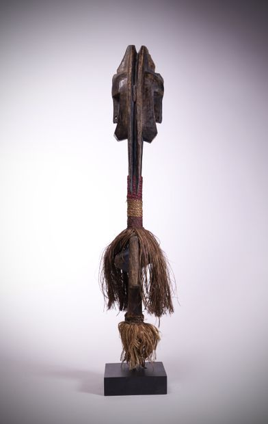 null Bambara (Mali) Spectacular puppet top with a slightly concave janiform head...