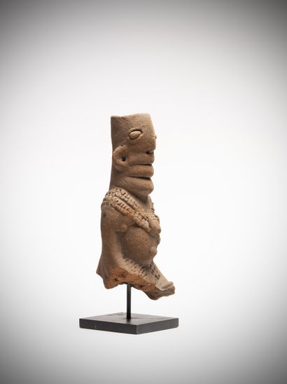 null Koma (Ghana) Ochre-colored terracotta bust with an excavation patina from Komaland...