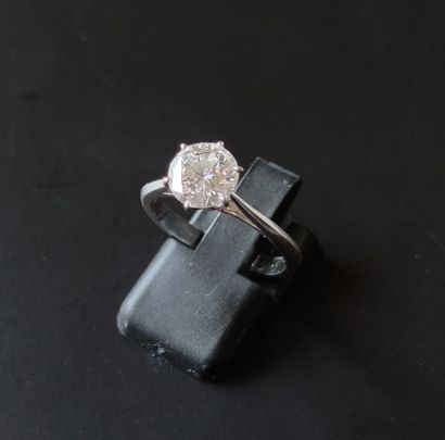  BAGUE, monture en or gris 750 °/°° , sertie d'un diamant en solitaire, taille brillant,...