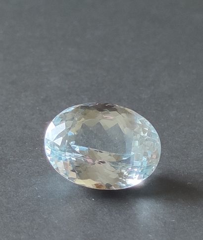 null PIERRE BLEUE, Topaze ou Aigue marine d'envron 60 à 63 carats Poids :