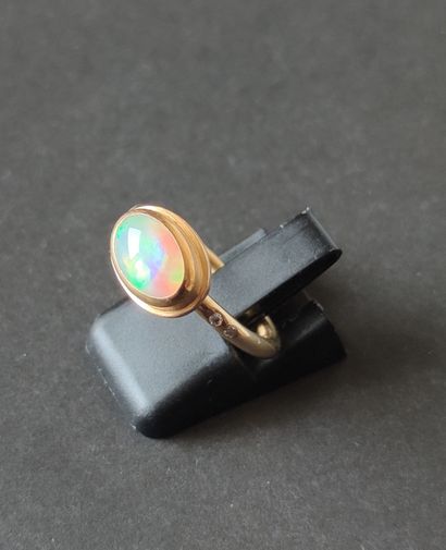null RING in yellow gold 750°/00 set with an opal and four small diamonds 

Gross...