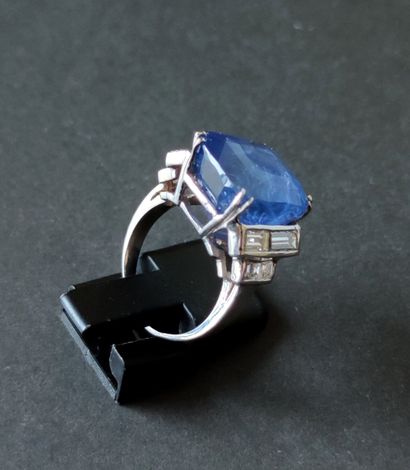 
RING in white gold 750°/00 set with a sapphire...