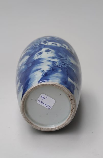 null 
PETIT VASE en porcelaine à décor en camaïeu bleu d'un paysage animé, Chine Haut.:...